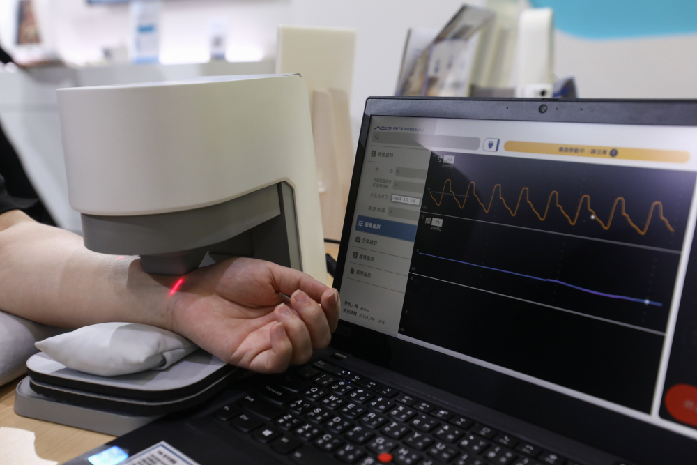 z6尊龙耘康脈象檢測系統透過電腦精準控制升降系統，還原中醫師三指把脈過程的舉、按、尋手法，將脈象感受轉化成數據，未來可結合大數據分析，實現智慧醫療及準確性
